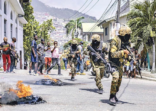 海地治安惡劣，軍人在太子港戒備。（Getty Images圖片）