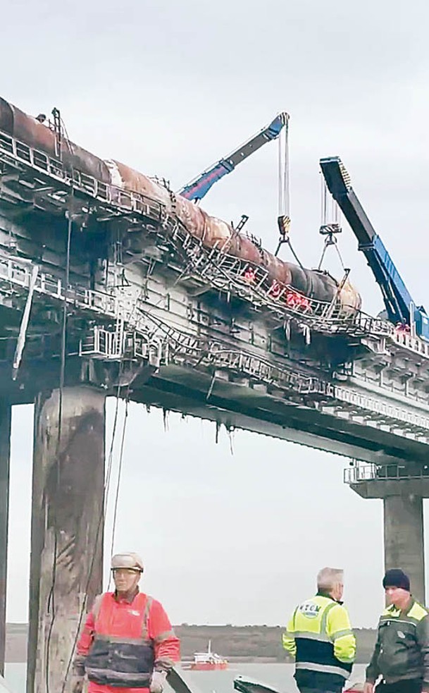 克里米亞大橋鐵路部分受損嚴重。