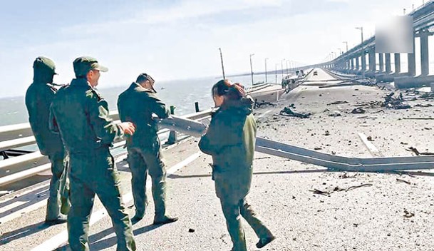 克里米亞大橋爆炸導致部分路基倒塌。