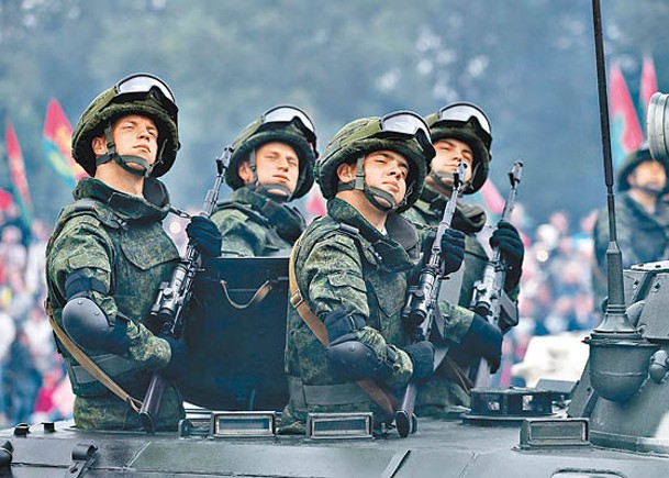 白羅斯士兵接受檢閱。（Getty Images圖片）