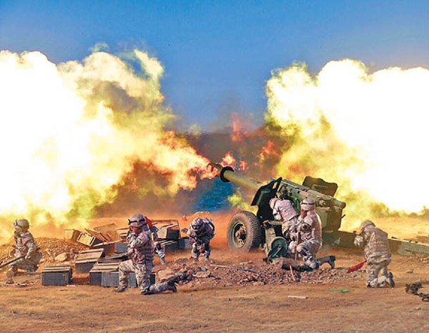 遠程炮兵部隊演練火力打擊。