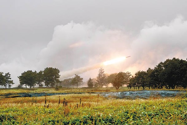 日本陸上自衞隊多管發射火箭系統向目標發射火箭。