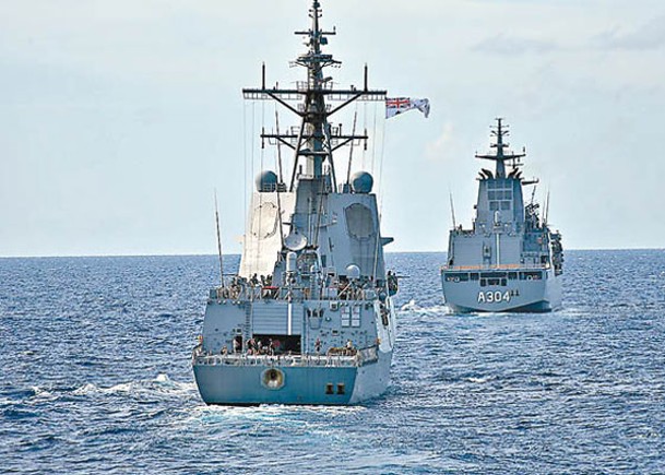 澳洲神盾驅逐艦霍巴特號（前）與補給艦堅強號（後）在南海演練反潛。