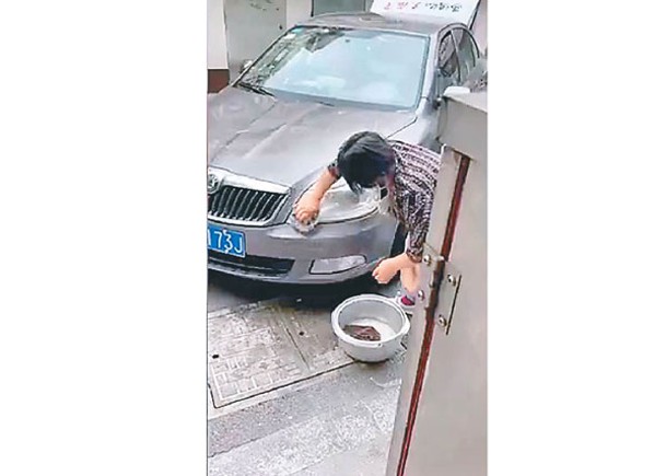 唐先生的母親用鋼絲球洗車。