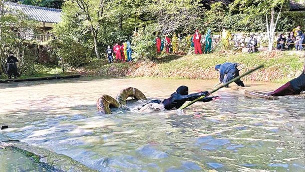 不少參賽者在「水蜘蛛競賽」跌入水中。