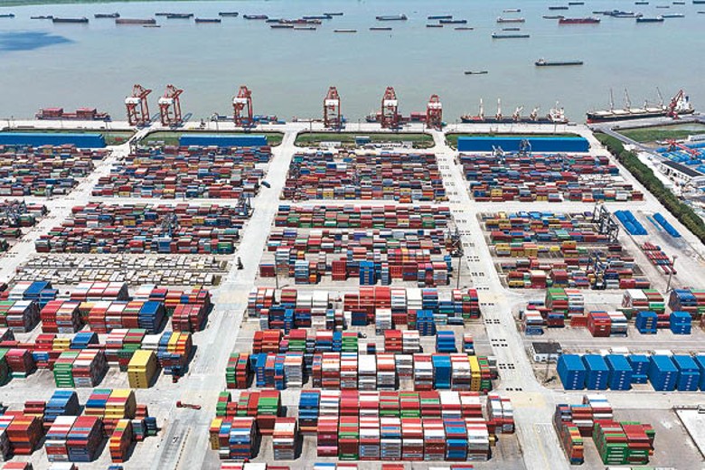 美國繼續對華商品徵收懲罰性關稅。圖為南京港龍潭集裝箱碼頭。