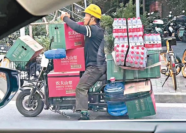 上海市部分地區停水，民眾囤積大量飲用水。