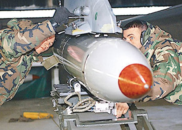 美國空軍人員在意大利演練為戰機掛載B61戰術核武。