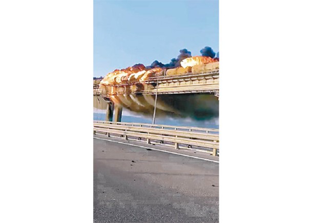 克里米亞大橋爆炸起火。