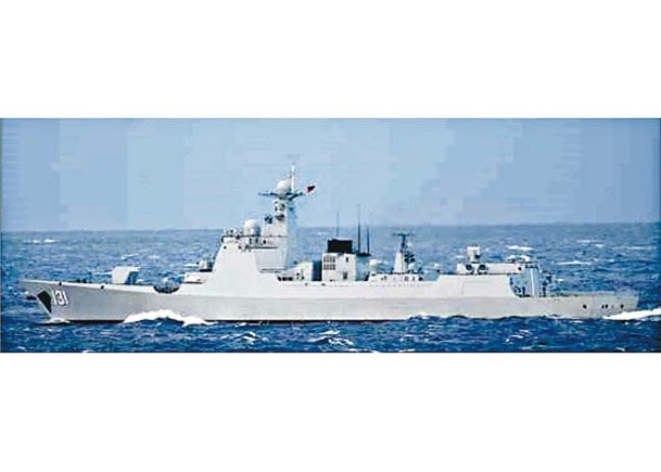 中國052D型驅逐艦太原號穿越宮古海峽。