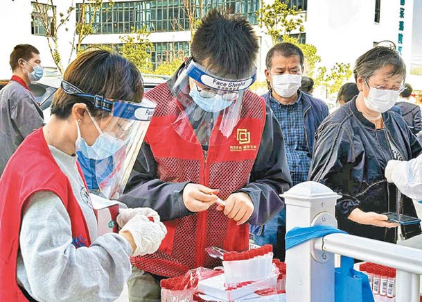 寧波北侖區核酸檢測點工作人員進行核酸檢測工作。