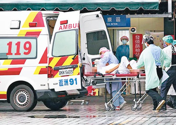 台灣救護人員急救病患。（中時電子報圖片）