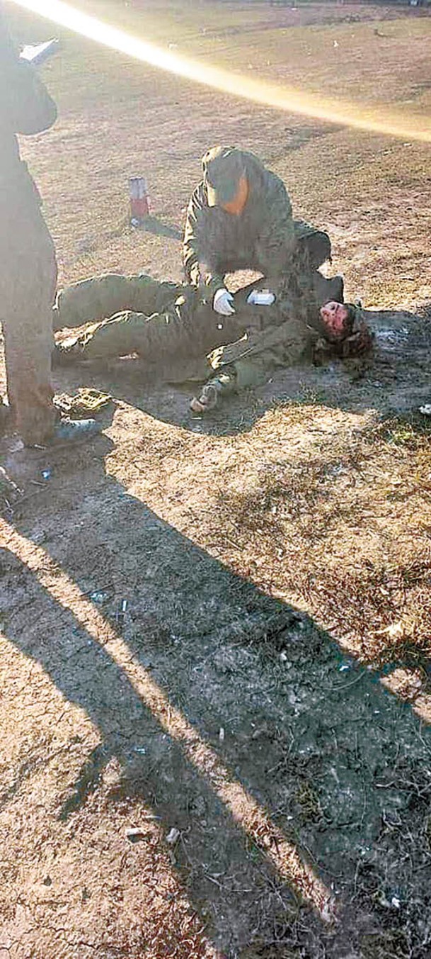 俄軍士兵上前檢查死傷者。