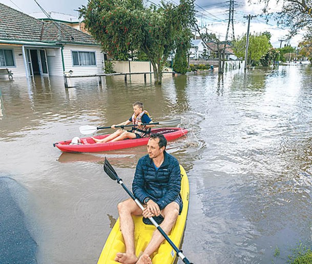 墨爾本馬瑞比儂居民划艇外出。（Getty Images圖片）