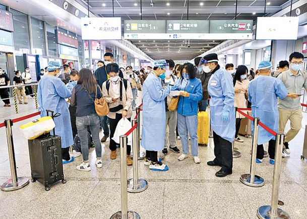 鐵路上海虹橋站加強核驗旅客防疫訊息。（中新社圖片）