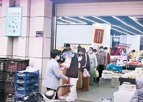 民眾在封控前湧到超市搶購生活物資。