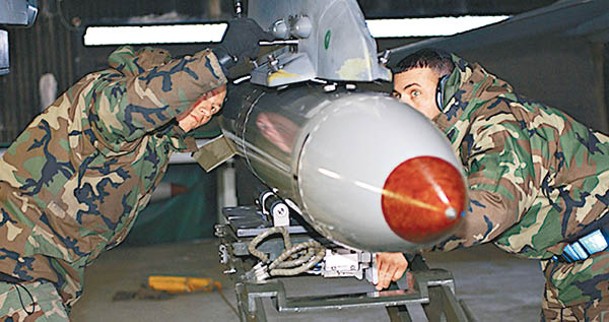 駐意大利的美國空軍人員檢查戰術核武。