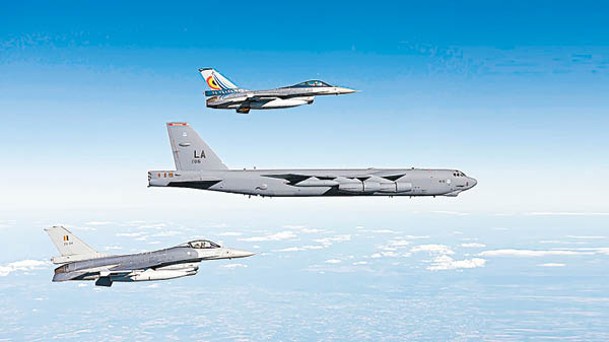 比利時F16戰機（上及下）為美國B52H戰略轟炸機（中）護航。