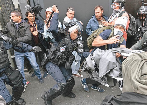 防暴警員武力驅散示威者。