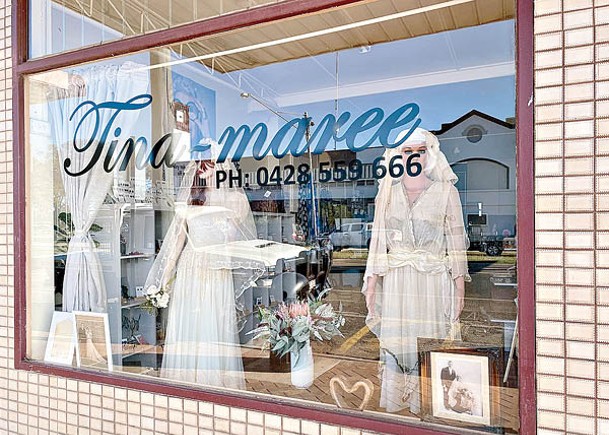 店舖櫥窗成為舊婚紗展示場。