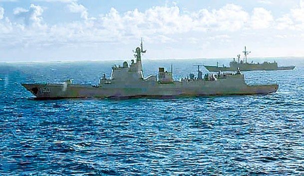 解放軍驅逐艦（前）在台灣海域與台軍護衞艦（後）對峙。