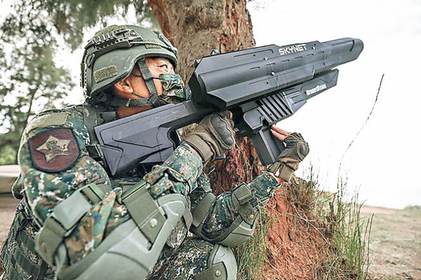 台灣士兵使用干擾槍反制無人機。