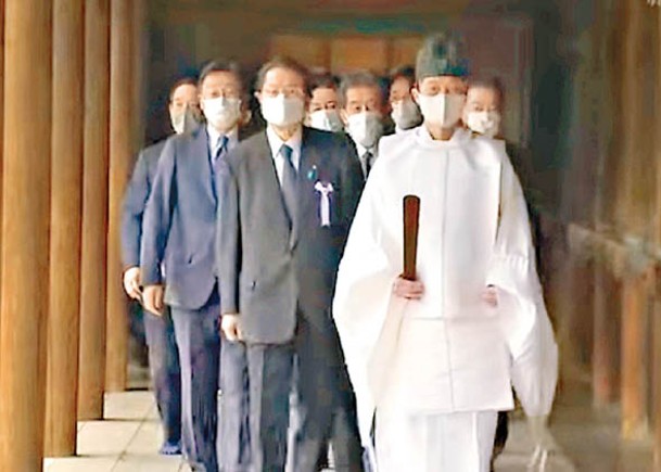 日本跨黨派議員參拜靖國神社。