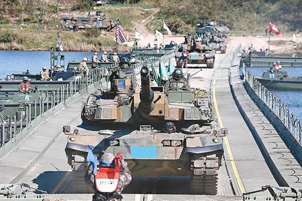 韓軍坦克順利通過舟橋渡河。（Getty Images圖片）