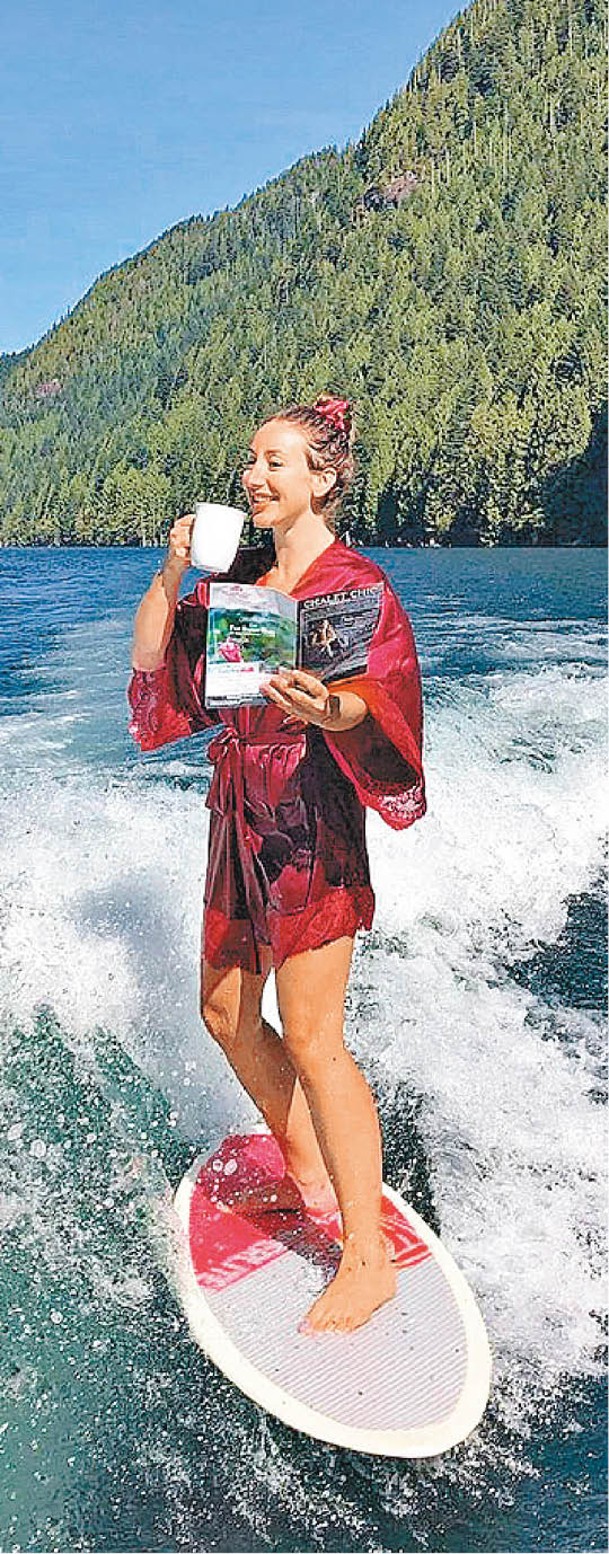 她一邊喝咖啡看書，一邊滑浪。