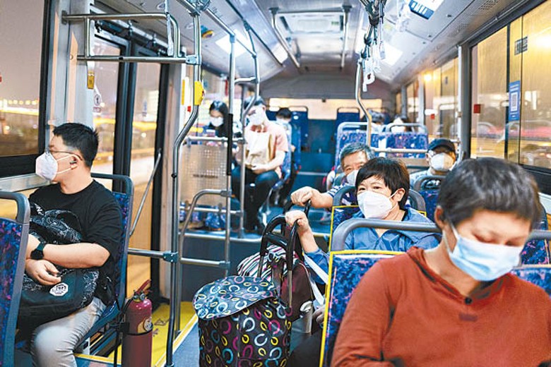 上海市民戴口罩搭巴士。（Getty Images圖片）