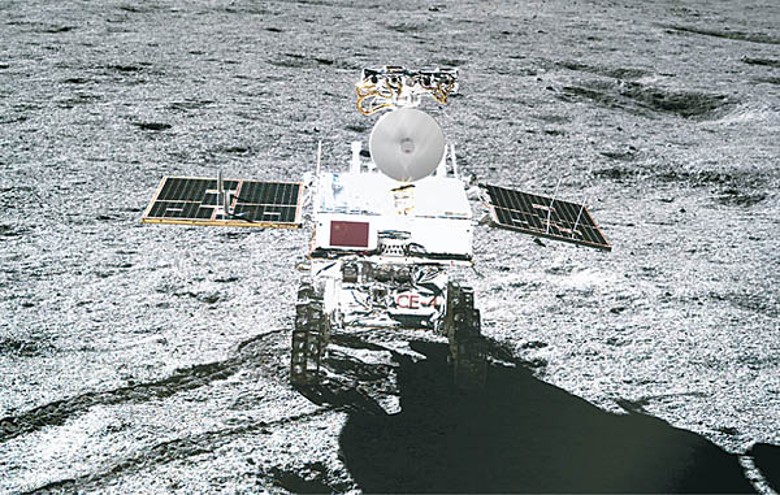 玉兔二號巡視器在月球正常運作。（中新社圖片）