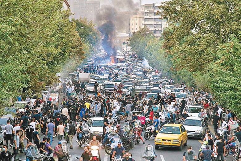 伊朗民眾持續上街表達訴求。