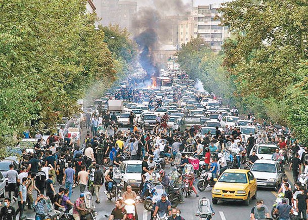 伊朗民眾持續上街表達訴求。
