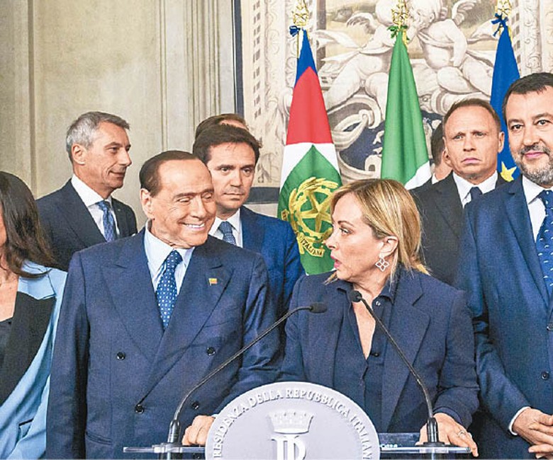 梅洛尼（前右）和貝魯斯干尼（前左）一同參與會議。（Getty Images圖片）