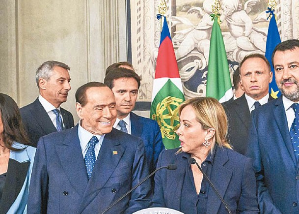 梅洛尼（前右）和貝魯斯干尼（前左）一同參與會議。（Getty Images圖片）
