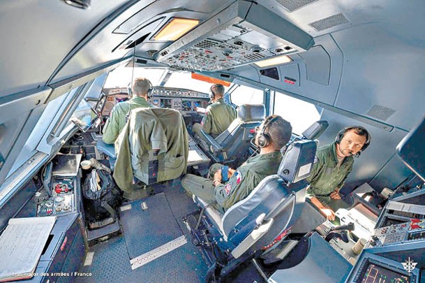法國MRTT空中加油機機組人員實施加油作業。