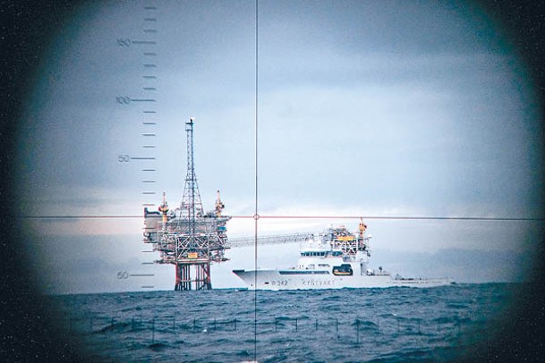 挪威潛艇駛近北海油氣設施戒備。