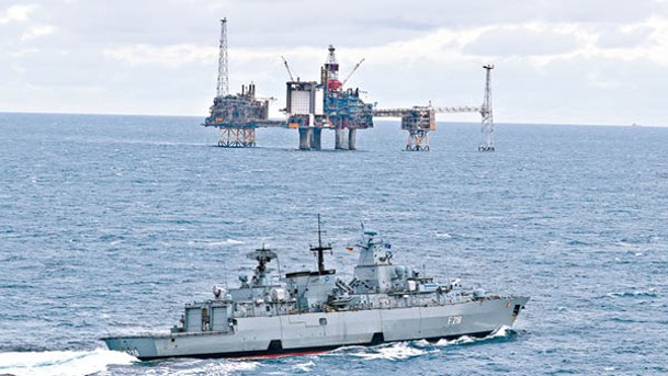 德國護衞艦在北海油氣設施巡邏。