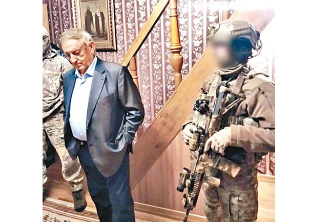 博古斯拉夫（左）被安全部隊人員拘押。
