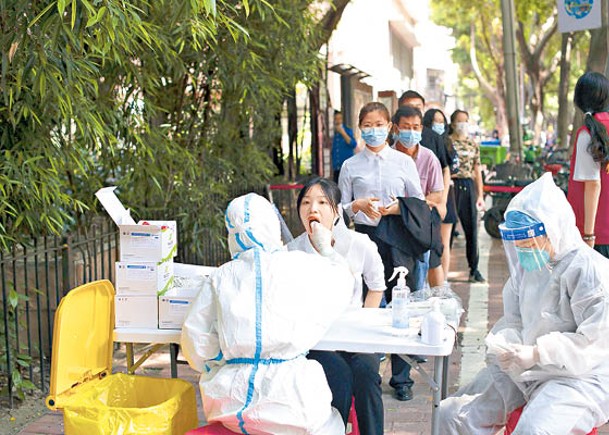 廣州市天河區市民排隊接受檢測。 （中新社圖片）