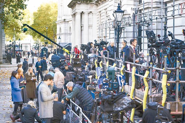 大批傳媒在首相府外等待最新消息。