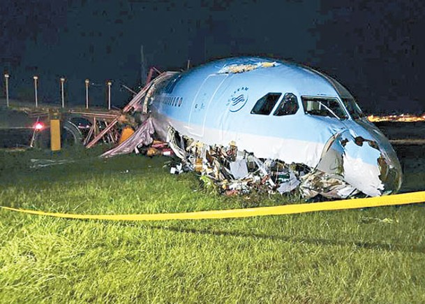 客機機身下方損毀嚴重。