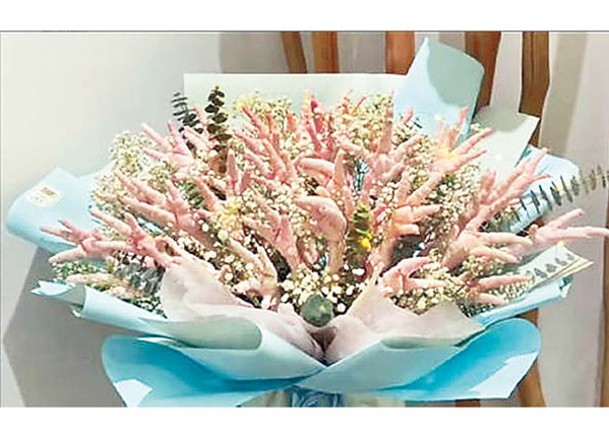 花店將雞爪包裝成花束。
