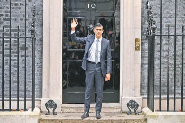 辛偉誠是英國首位印度裔首相。