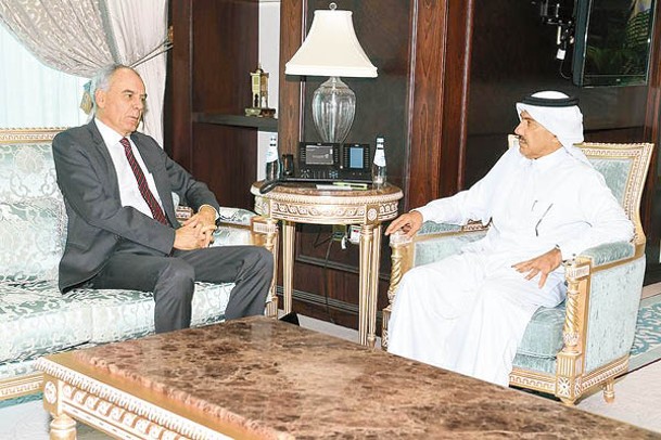 卡塔爾外交部傳召菲施巴赫（左）提交備忘錄。