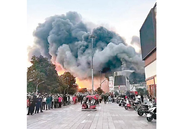 南京商場大火  市民照排隊檢測