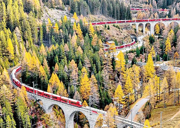 乘瑞士百節列車  欣賞阿爾卑斯山