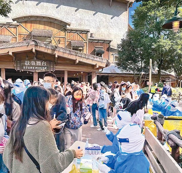 大批上海迪士尼遊客排隊進行檢測。