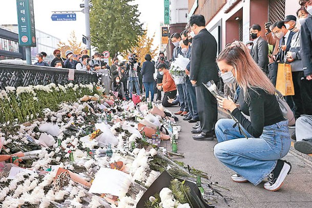 民眾到案發現場放下花束或心意卡悼念死者。
