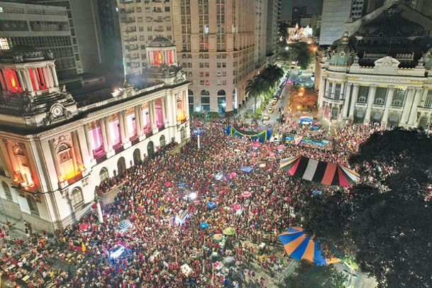 在里約熱內盧，大批盧拉支持者上街慶祝。